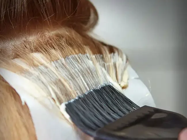 مراحل رنگ کردن مو در خانه